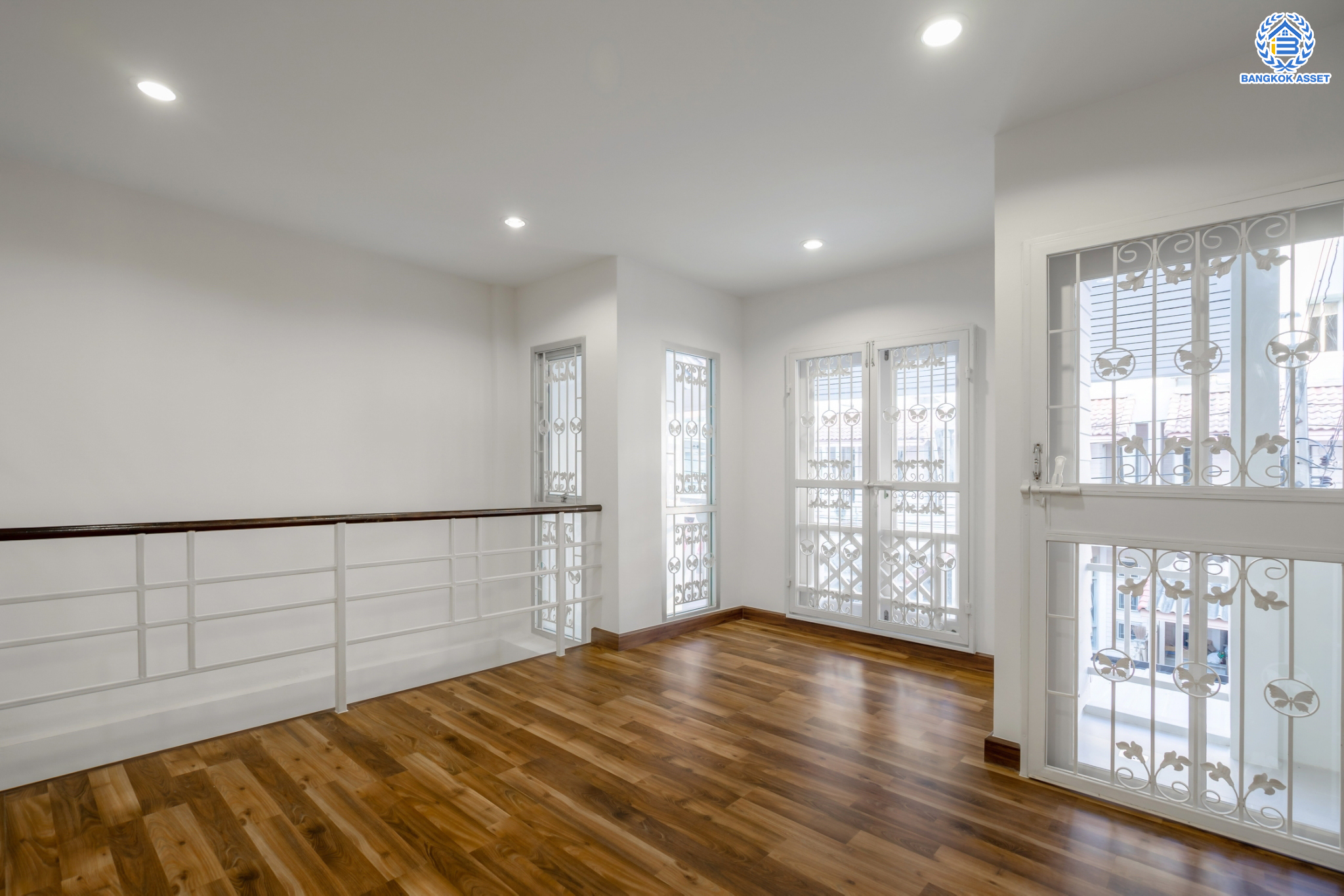 บ้านมือสองตกแต่งใหม่ ม.บ้านริมสวน ดอนเมือง เนื้อที่ 17.6 ตร.ว. ฟังก์ชันจัดเต็ม 3 ห้องนอน 3 ห้องน้ำ จอดรถได้ 2 คัน มีความเป็นส่วนตัว เดินทางเข้าสู่ใจกลางเมืองได้อย่างสะดวกสบาย ใกล้สนามบินดอนเมือง และทางด่วนศรีสมาน